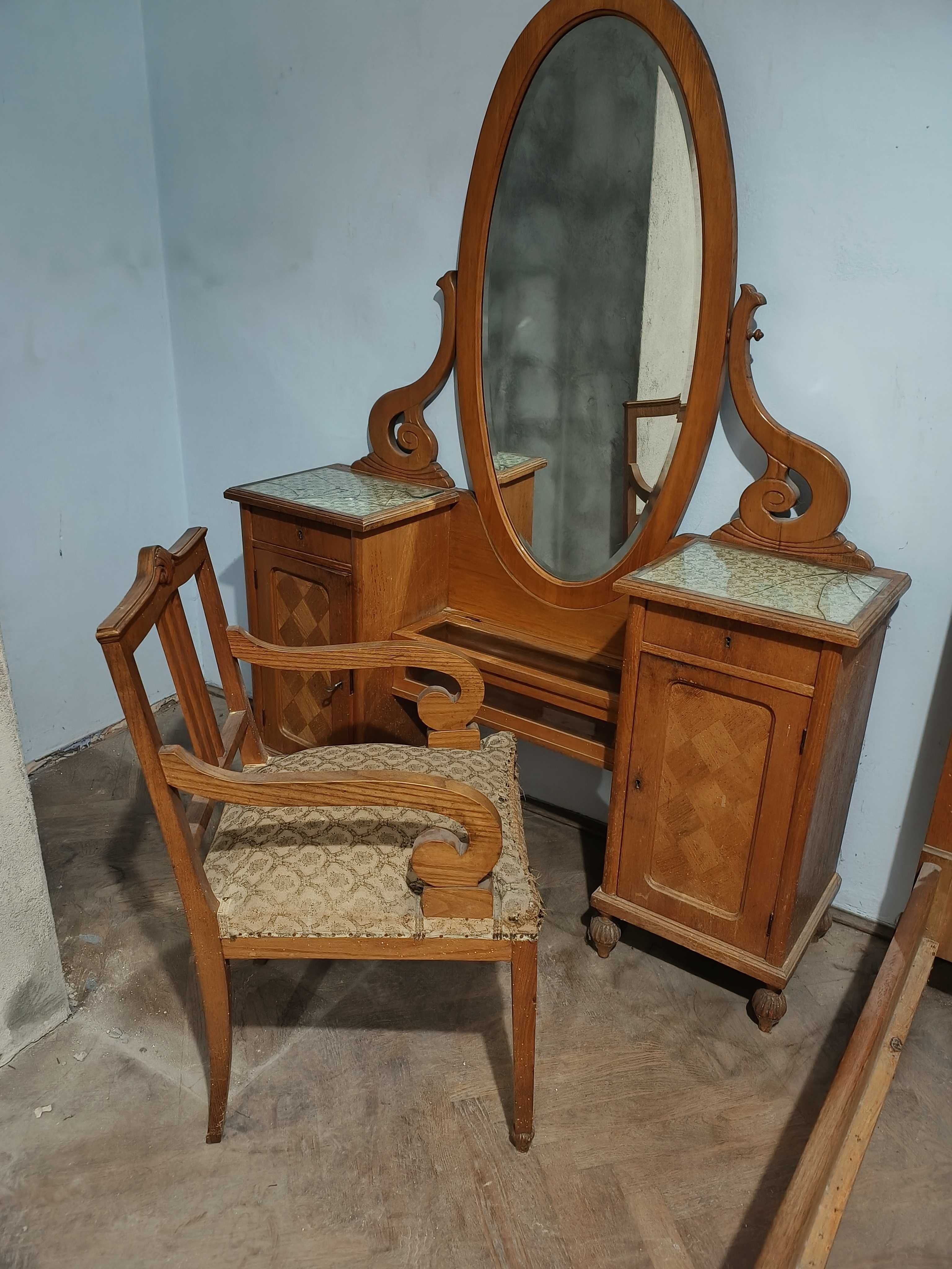 Stara toaletka z lustrem i fotelem