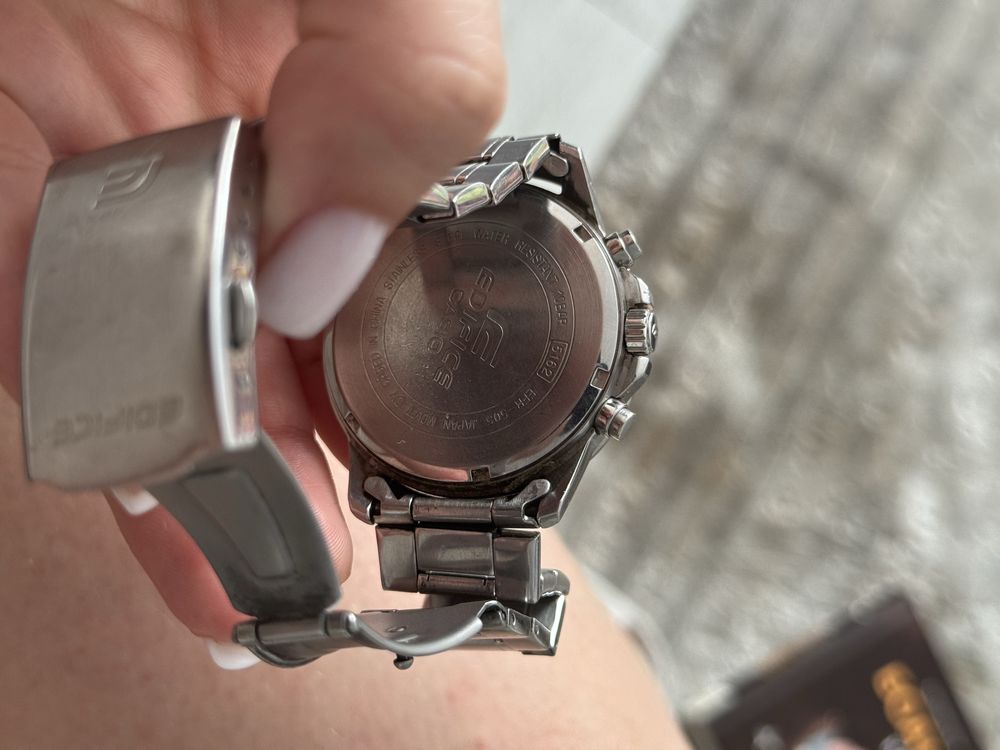 Продаю оригінальний чоловічий годинник Casio Edifice.