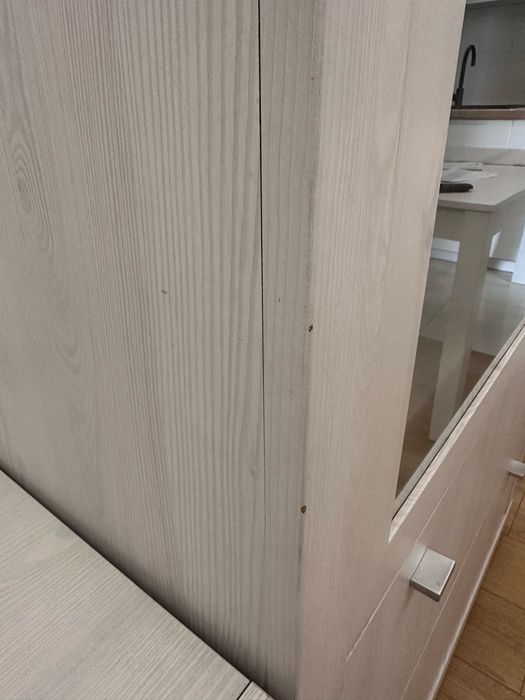 Witrynka z przeszkledniem z LED z litego jasnego drewna