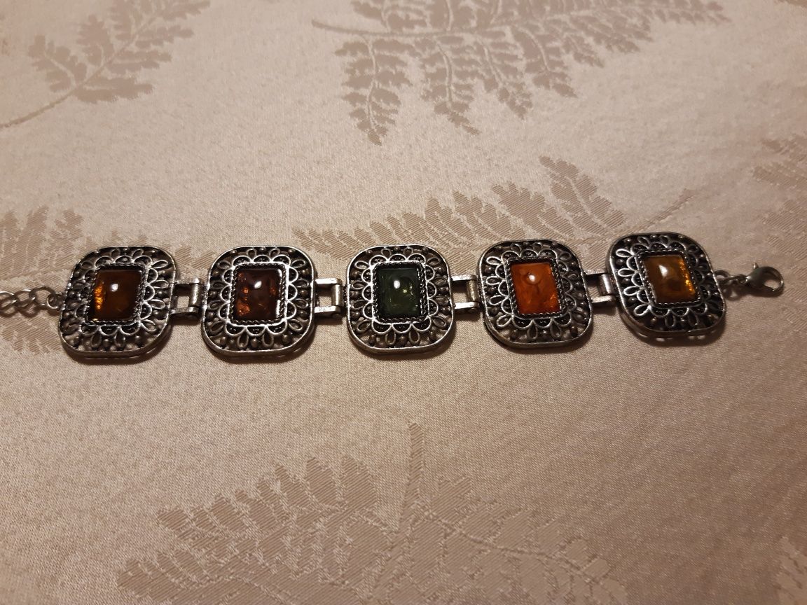Pulseira metálica com pedras