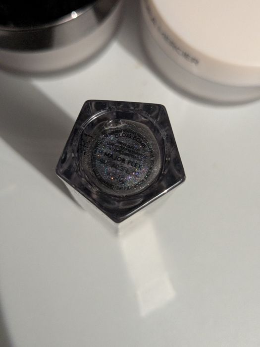 Limitowany błyszczyk Fenty Major Flex czarny drobiny