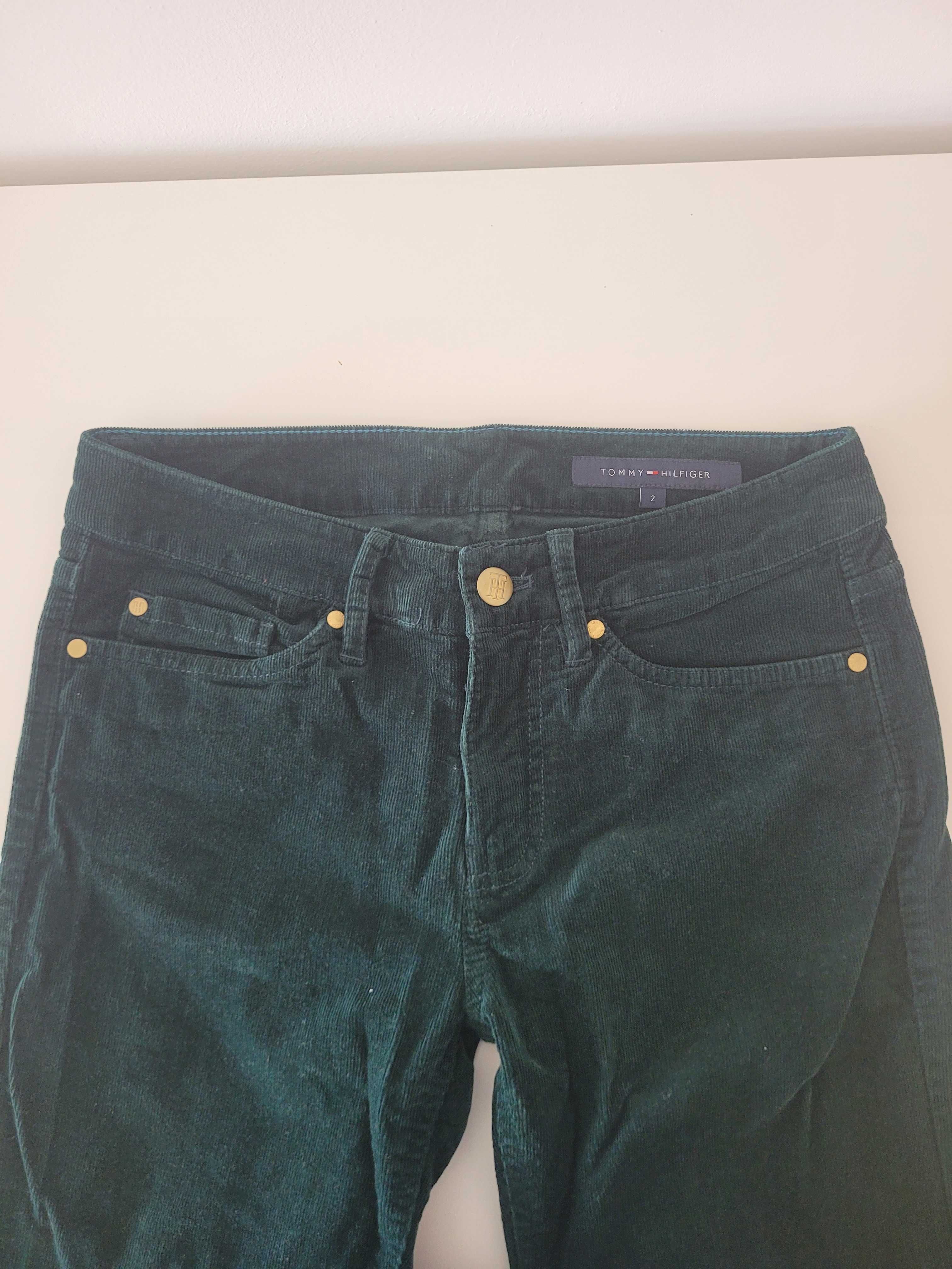 Calça Tommy Hilfiger original na verde esmeralda.
