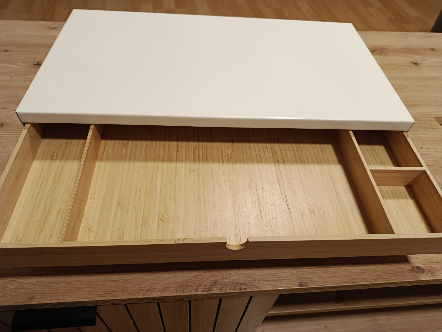 Podstawka pod laptopa ze schowkiem IKEA
