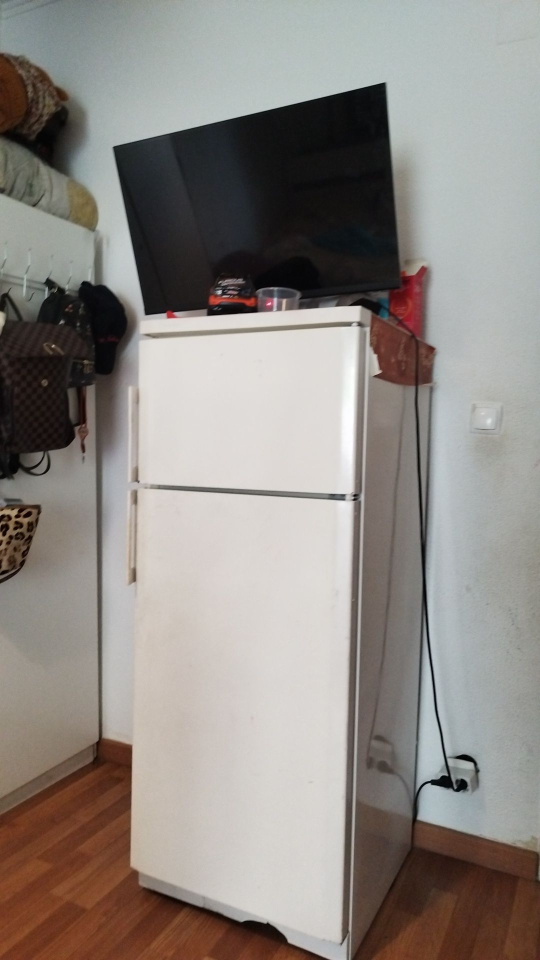 Tv, frigorífico , forno