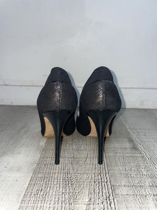 Saltos altos em pele