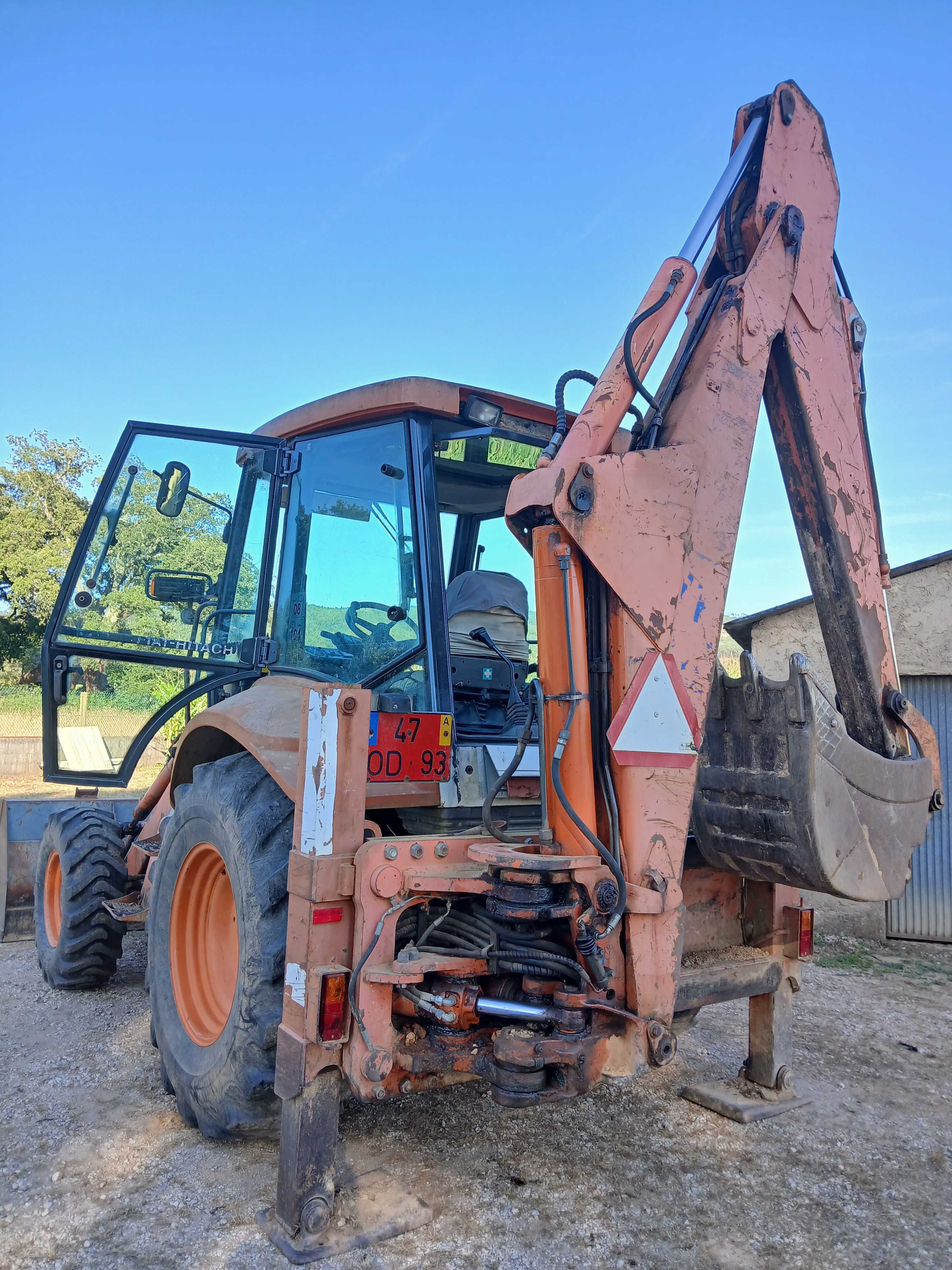 Retroescavadora Fiat Hitachi FB110 , com caixa automática.