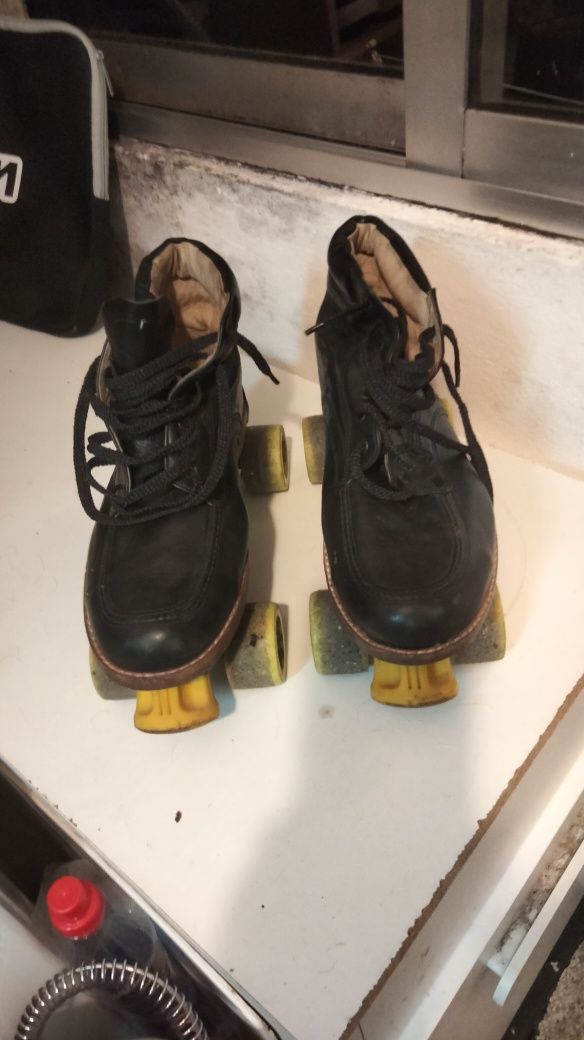 Patins de 4 rodas em pele