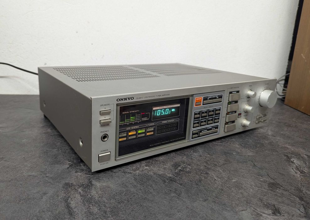 Cтерео ресивер Onkyo TX-300.