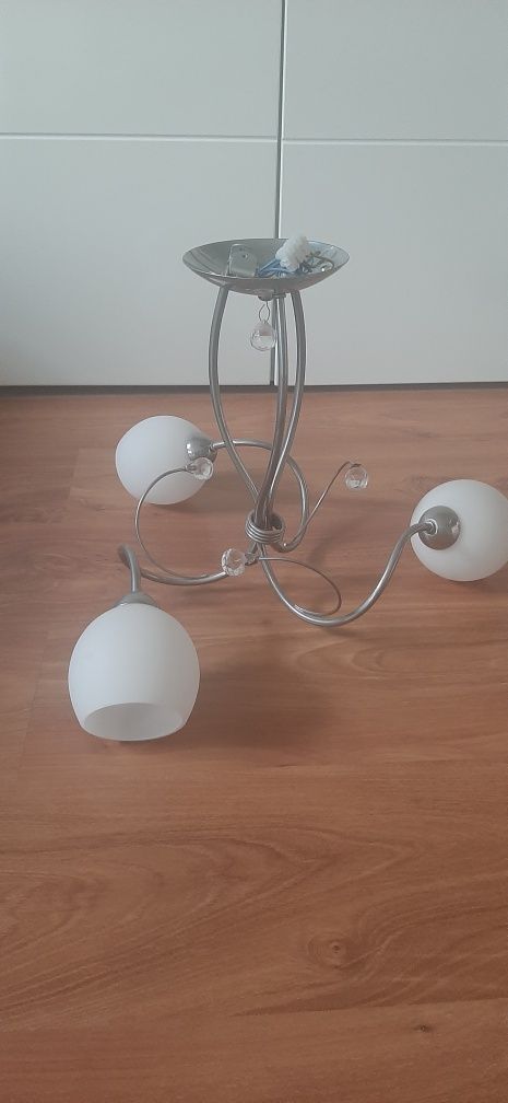 Zyrandol. Lampa wiszaca, srebrna z ozdobnymi kryształkami