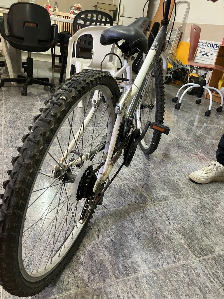 Bicicleta usada. Vê só no estado em que se encontra