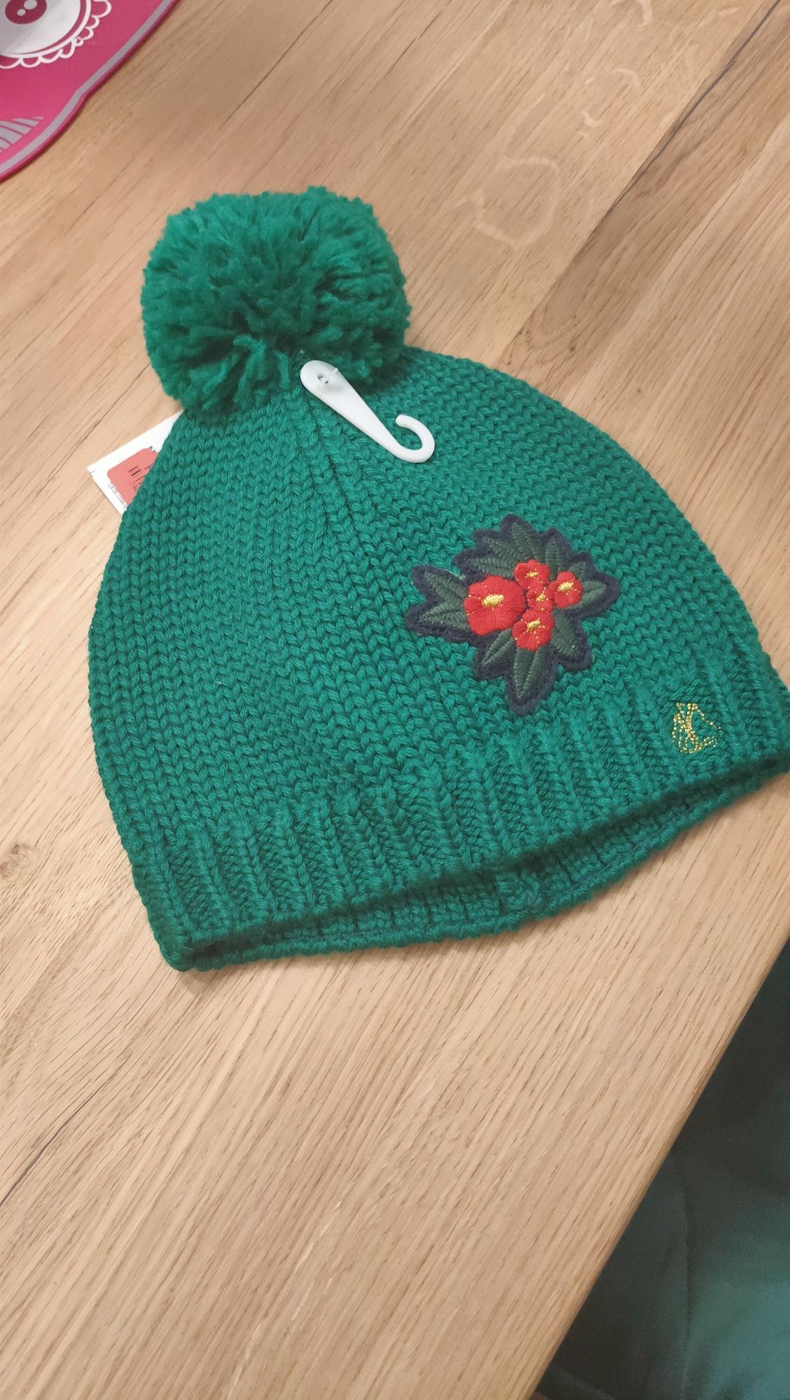 Zielona czapka zimowa z pomponem