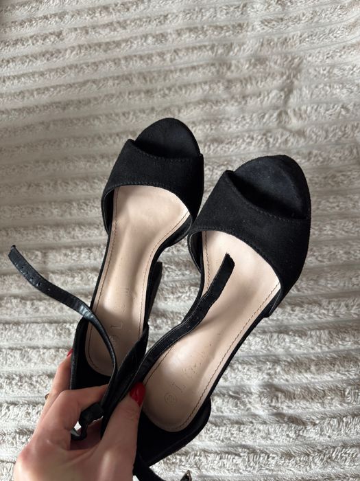 Босоніжки на каблуку