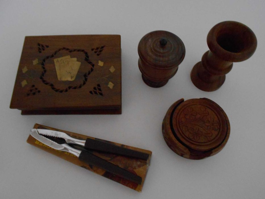 Peças decorativas e utilitárias em madeira