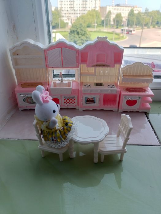 Продам іграшкову міні кухню з посудом та зайчиком