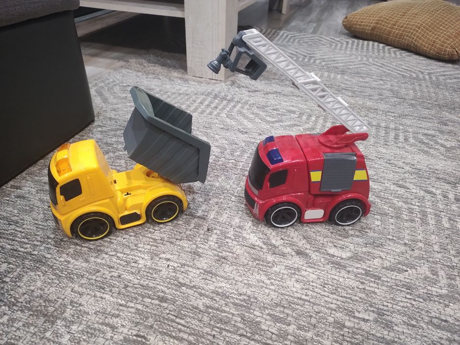 Dwa samochody wywrotka i straż pożarna