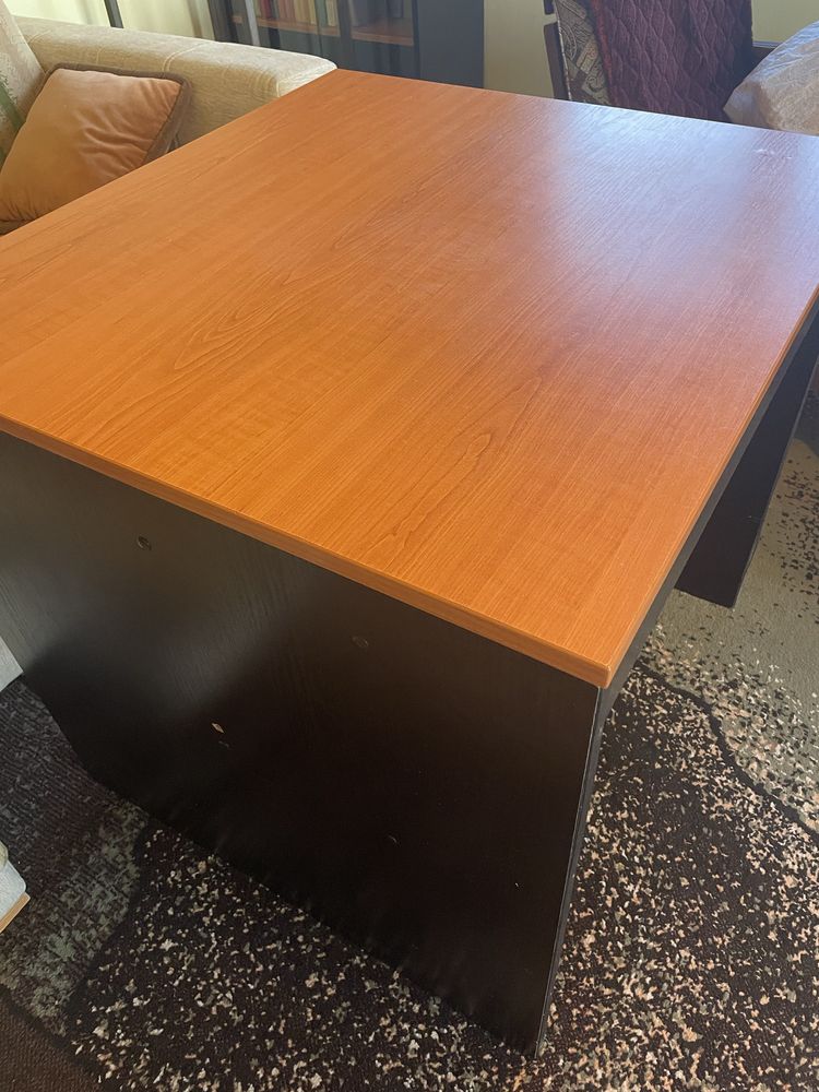Комплект меблів: стіл і стелаж