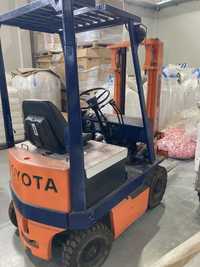 Empilhador Toyota eléctrico 1000 kgs