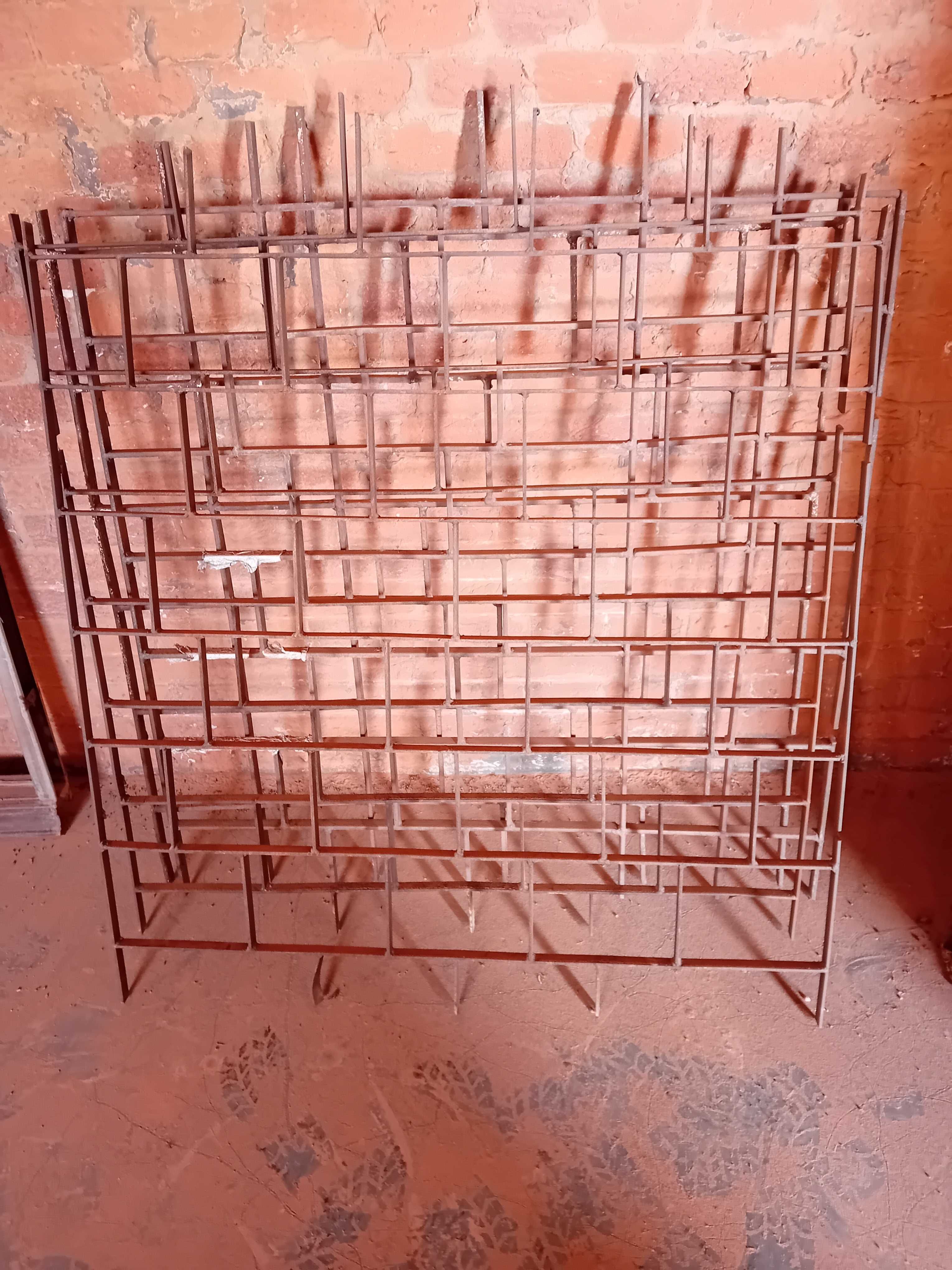 krata okienna metalowa