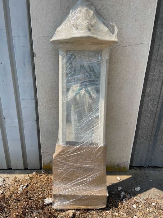 Espelho decorativo clássico em moldura trabalhada – peça de design