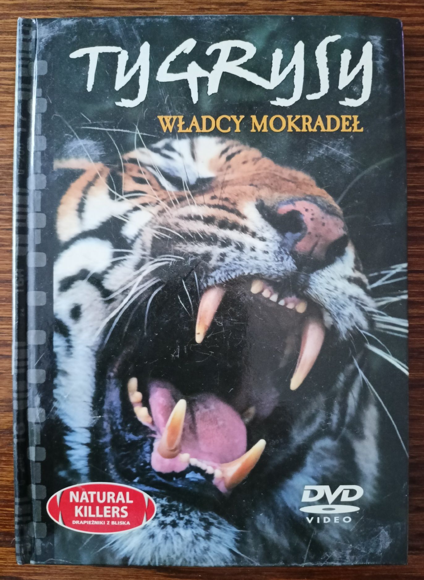 Tygrysy władcy mokradeł. Książka z DVD. Seria Natural killers.