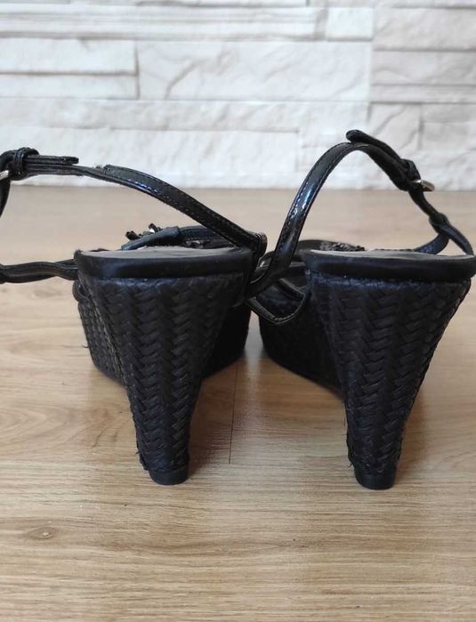 czarne buty Prada na koturnie