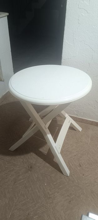 Mesa dobrável redonda de plástico branco.