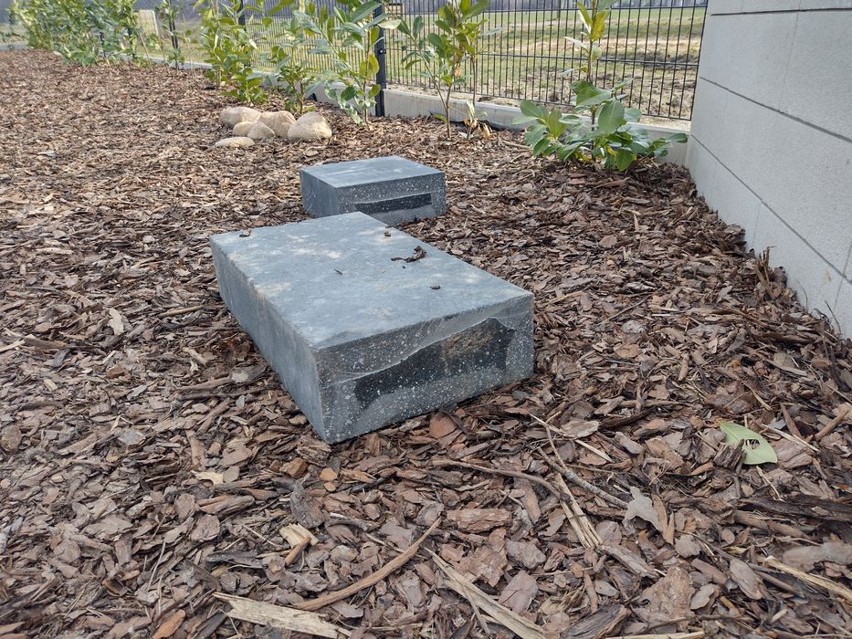 Stopień schodowy betonowy czarny polbruk