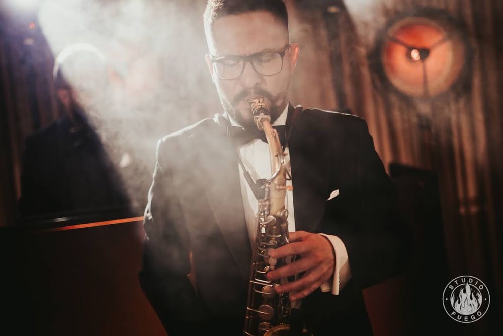 Dj, wodzirej, saksofonista na wesele w dobrym stylu. Saksofon.