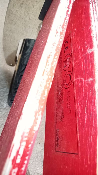 Bicicleta antiga de madeira para criança