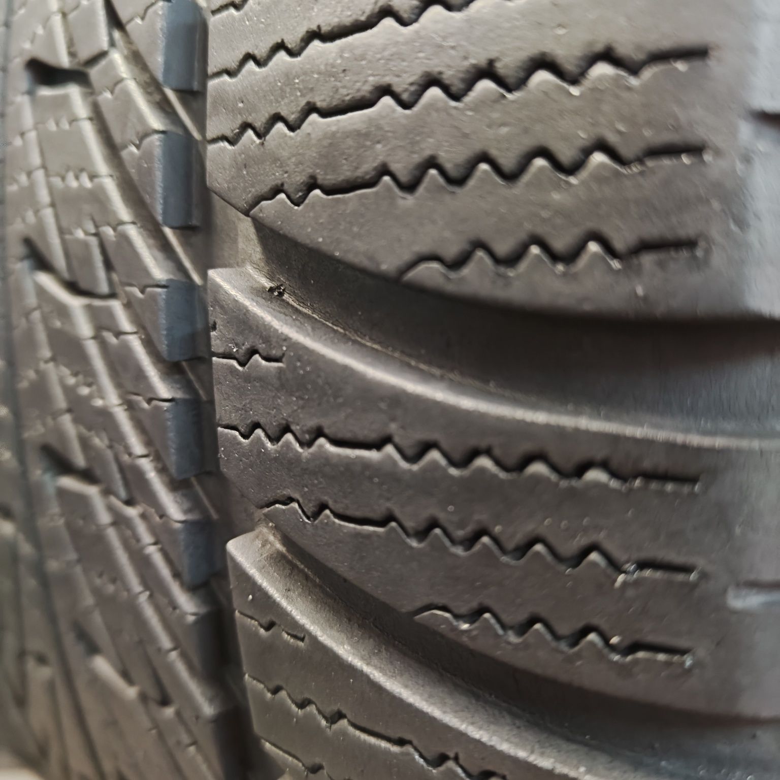 285/45/20 XL Sprzedam parę opon zimowych Goodyear