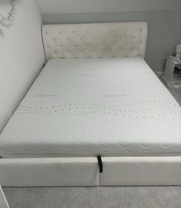 Nowoczesne łóżko zamszowe z kryształkami i materacem