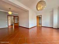 Apartamento T2+1 com garagem e arrumo em zona Granja do Ulmeiro