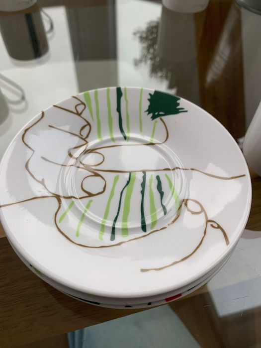 Chávenas de café com açucareiro e leiteira