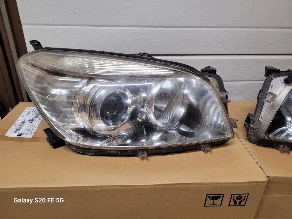 Фара Тойота RAV4 8117042311 8113042360