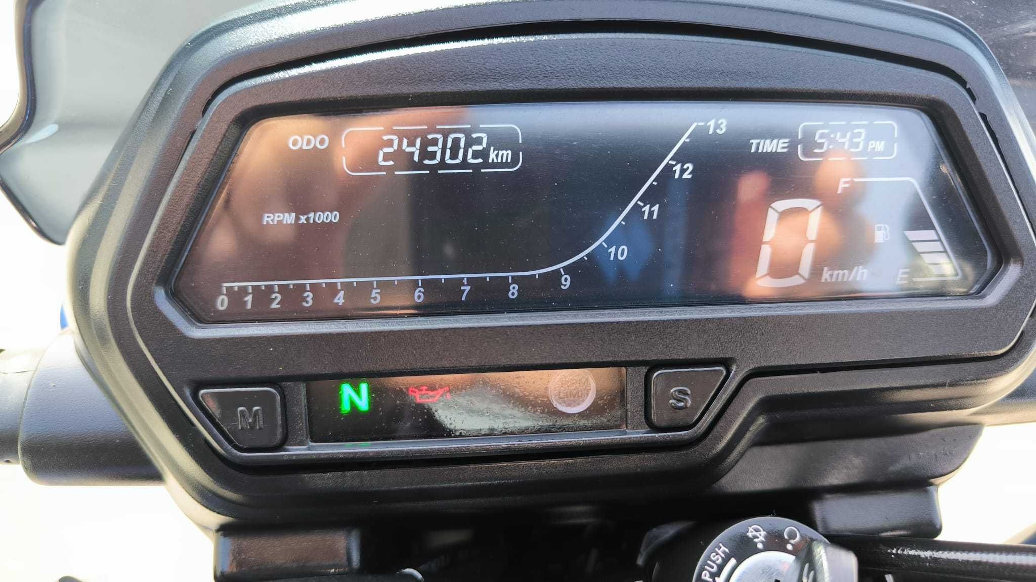 Bajaj Dominator 400, impecável
