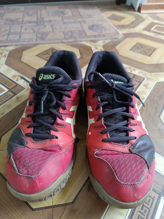 Червоні кросівки asics
