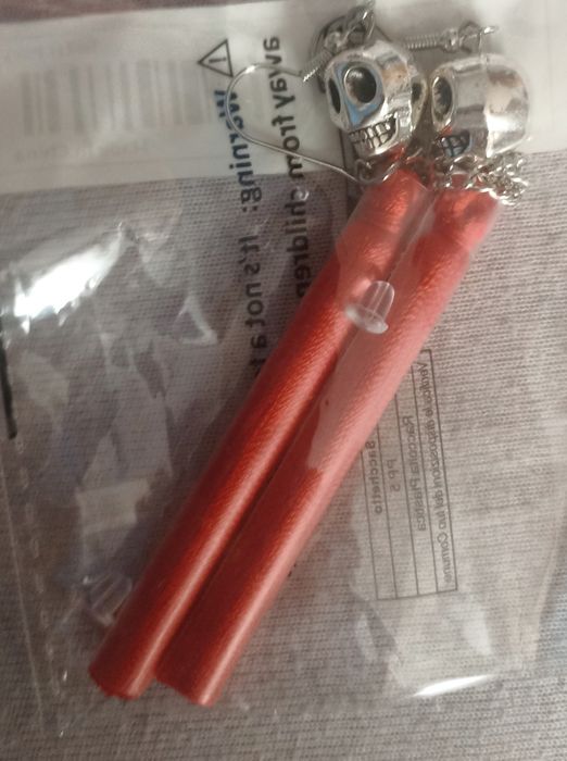 Kolczyki chwosty czaszki czerwone nowe