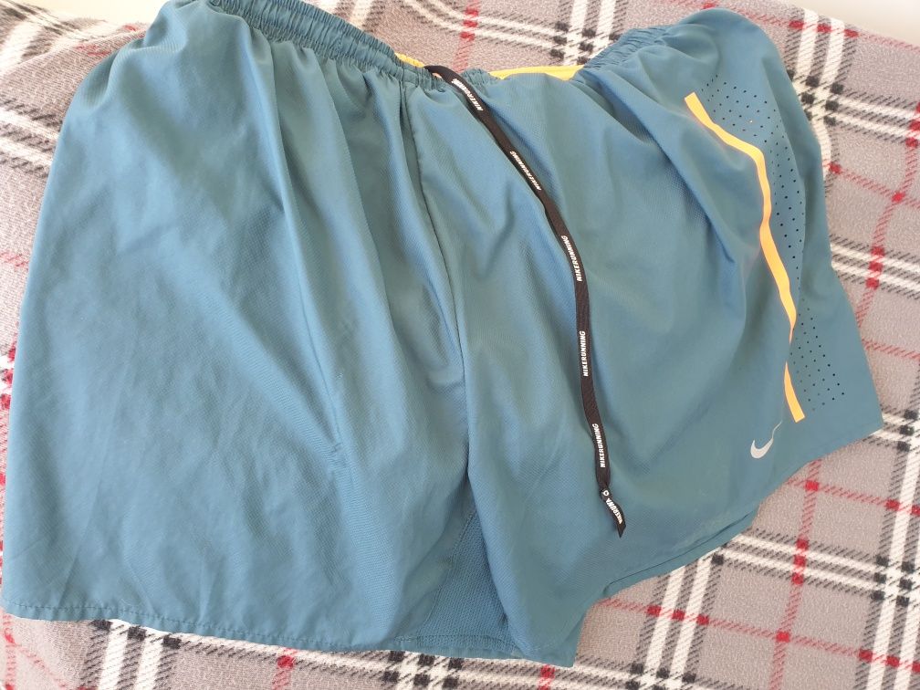 продам спортивні шорти Nike