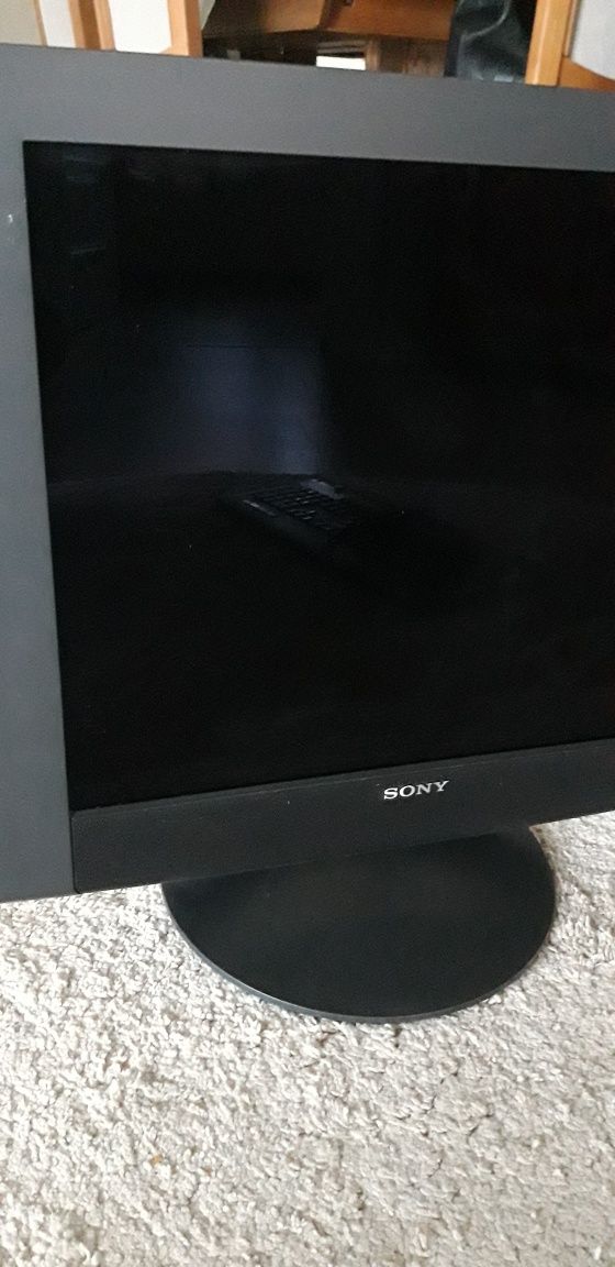 Monitor Sony 19 cali + klawiatura gratis