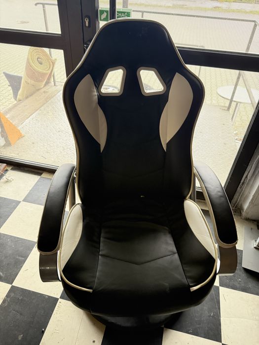 Fotel obrotowy z podnóżkiem w stylu gamingowym