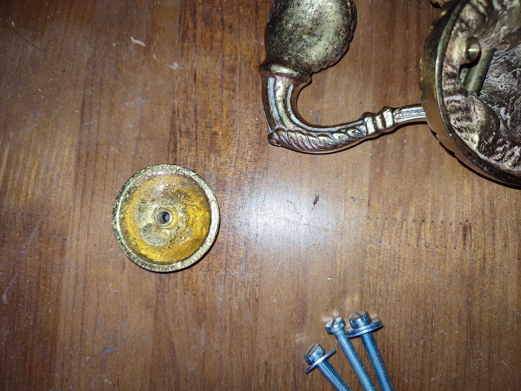 Batente de porta em metal dourado com leão