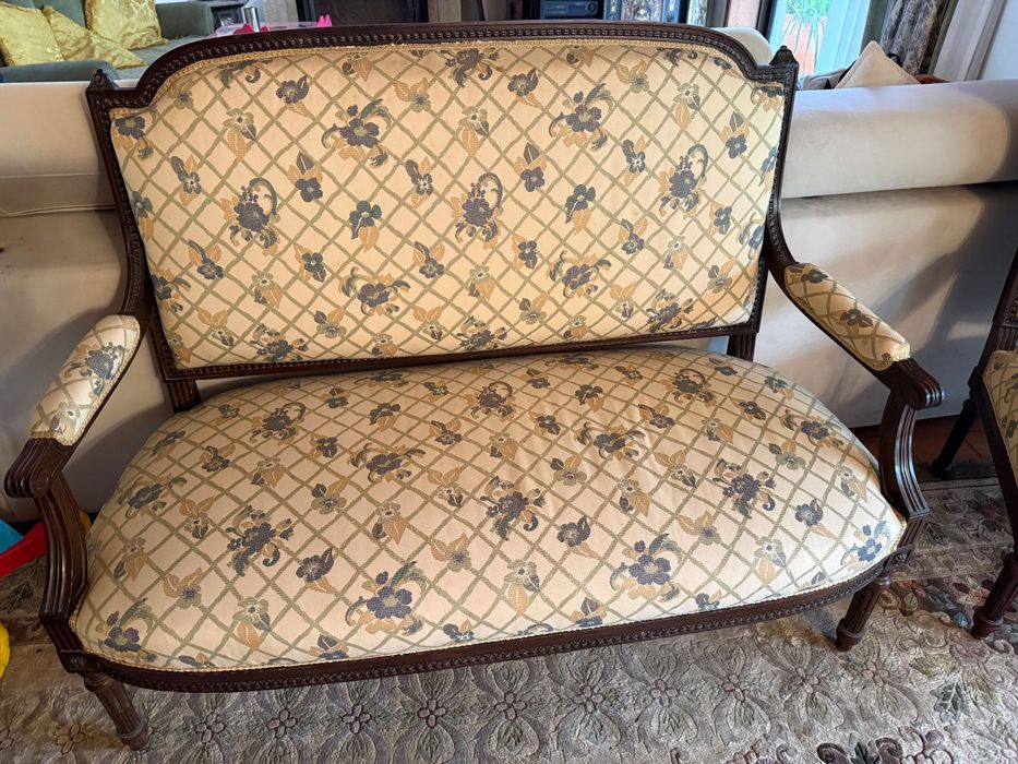 Sofá + 2 cadeirões + 2 cadeiras