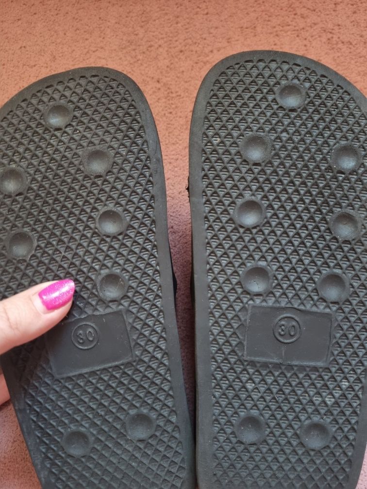 Śliczne oryginalne czarne klapki Levis dla dziewczynki roz.30/19 cm