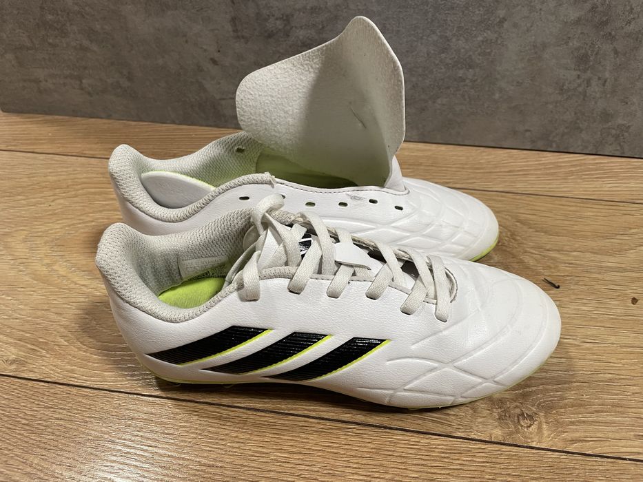 Buty pilkarskie korki numer 33