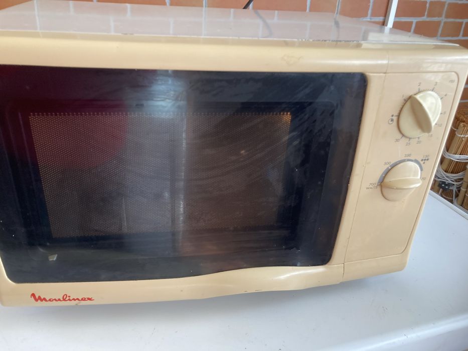 Microondas a funcionar perfeitamente