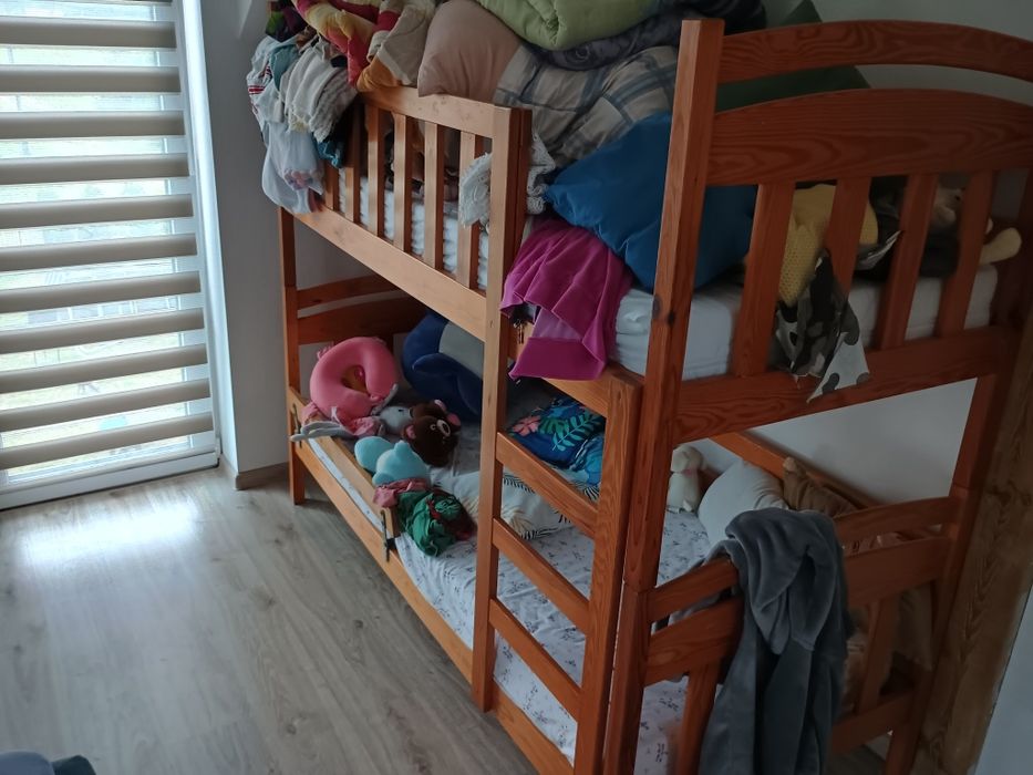 Łóżko piętrowe + materace (prawie nowe)