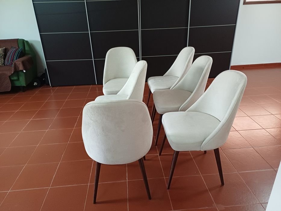 6 cadeiras completamente novas e sem uso.