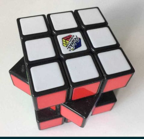 Кубик Рубика Целий крутится хорошо