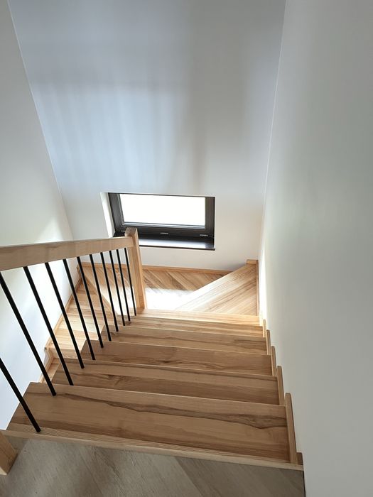 Schody drewniane policzkowe i na beton remont balustrada stal