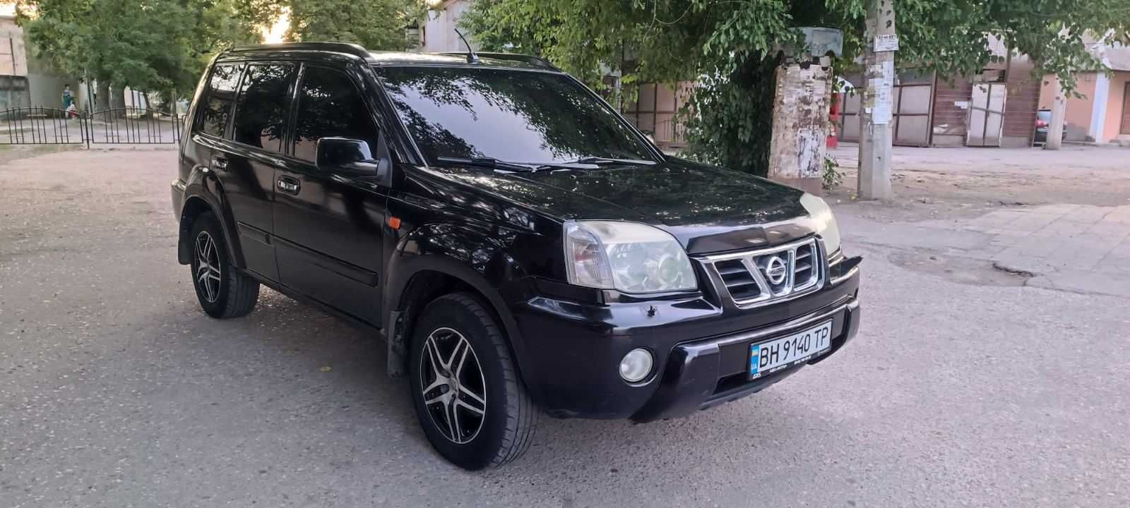 Автомобіль Nissan X-Trail.